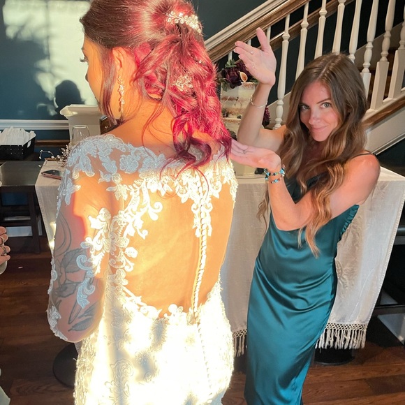 Pre-Owned Wedding Gown -Original/No Alterations - Picture 2 of 3